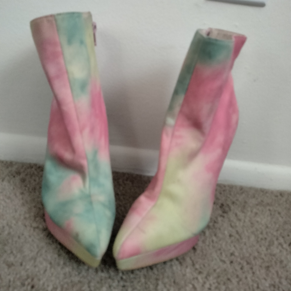 Size 8 tye dye stiletto booties